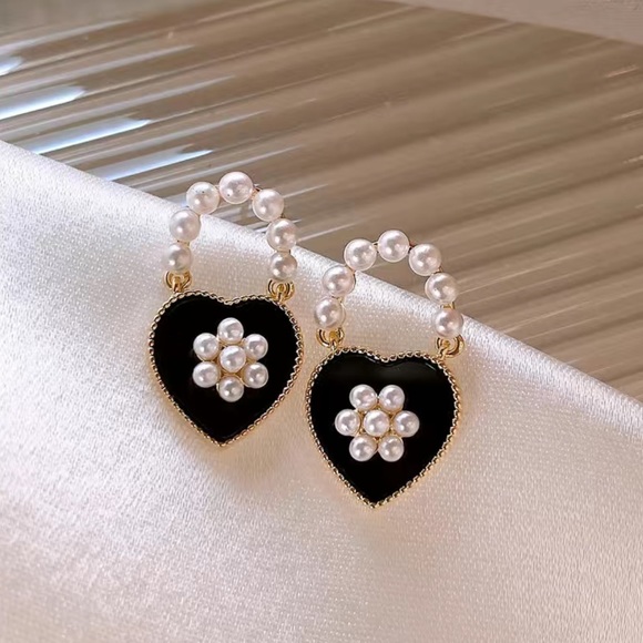 Pearl Heart Stud Earrings - Picture 4 of 5